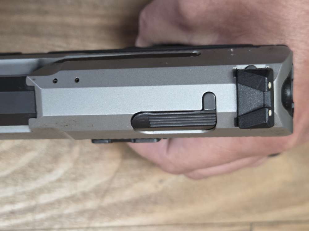 Magnum Research MR9 Eagle, 9mm, 2 mags, original case and papers-img-4