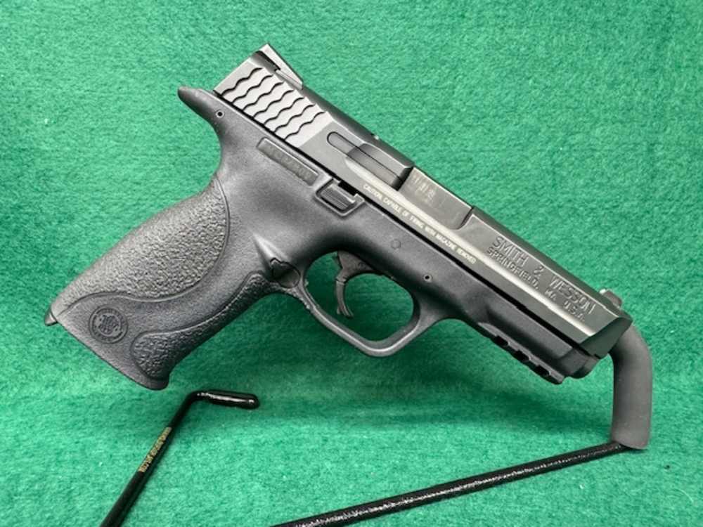 Smith & Wesson M&P 9mm Full-Size, 4 magazines, factory case-img-5