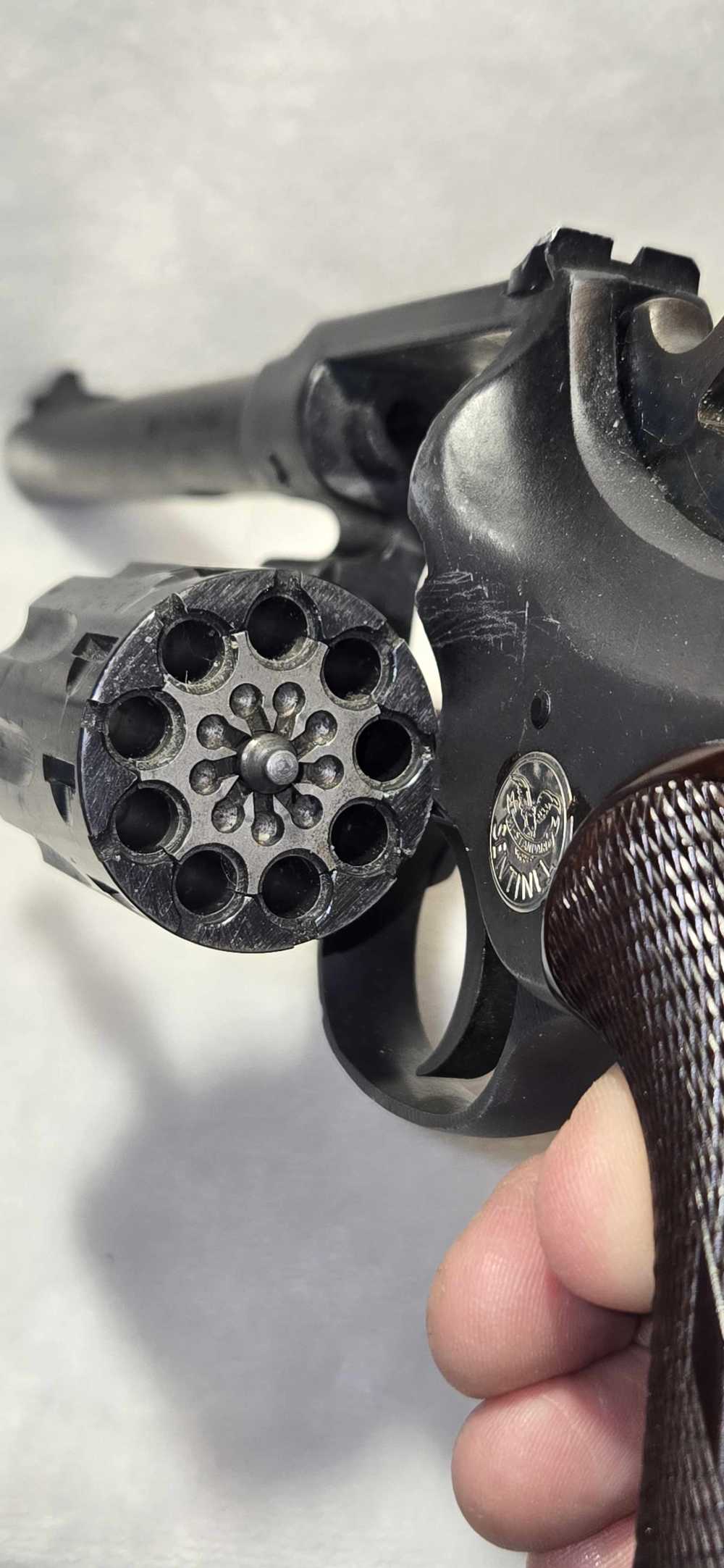High Standard  R-100  The Sentinel  .22 LR - 9 Shot Revolver-img-2