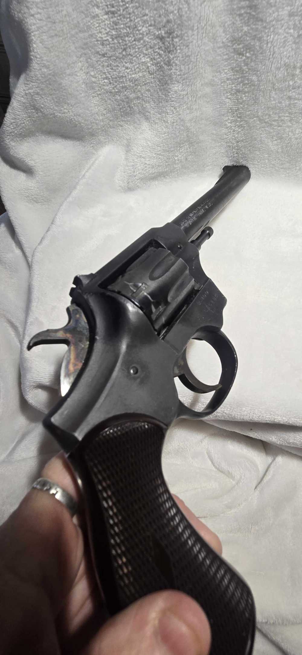 High Standard  R-100  The Sentinel  .22 LR - 9 Shot Revolver-img-4