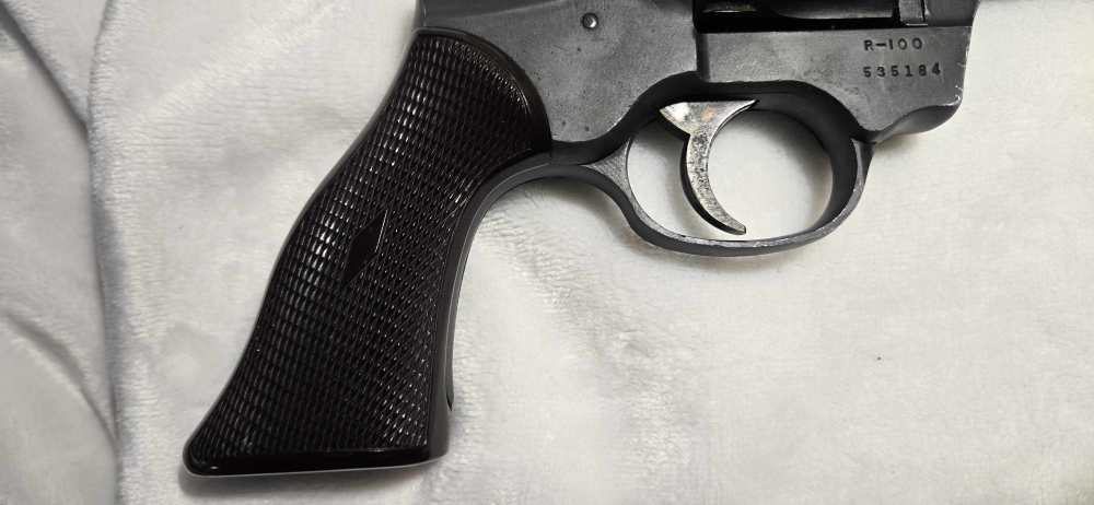 High Standard  R-100  The Sentinel  .22 LR - 9 Shot Revolver-img-15