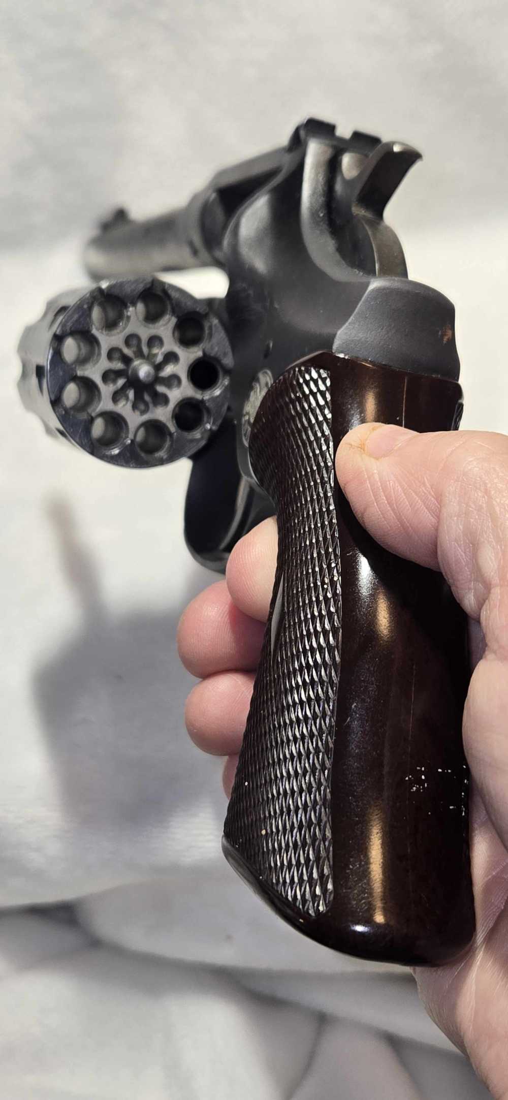 High Standard  R-100  The Sentinel  .22 LR - 9 Shot Revolver-img-3