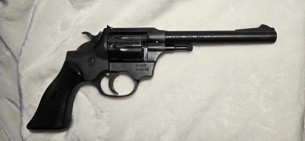 High Standard  R-100  The Sentinel  .22 LR - 9 Shot Revolver-img-16