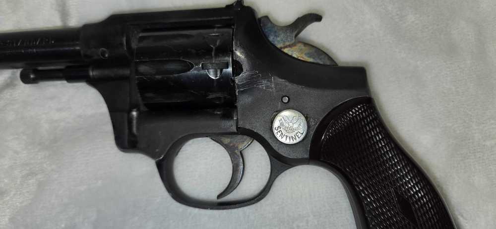 High Standard  R-100  The Sentinel  .22 LR - 9 Shot Revolver-img-8