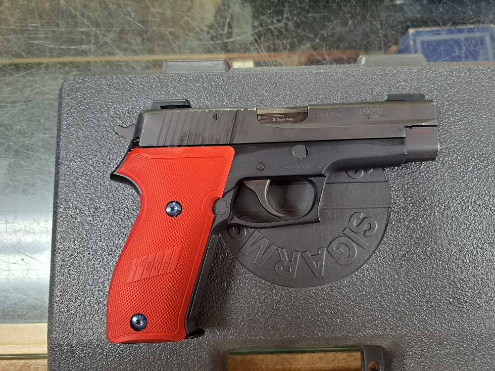 Sig Sauer P220 38 Super with 4-Mags and box-img-3