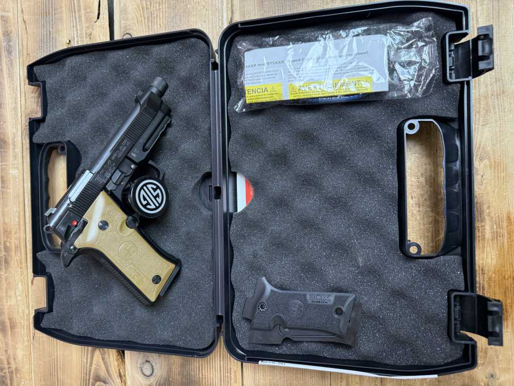 *Great Gun* Beretta 80X Cheetah .380 Acp w/ Extra Grips & Case-img-0