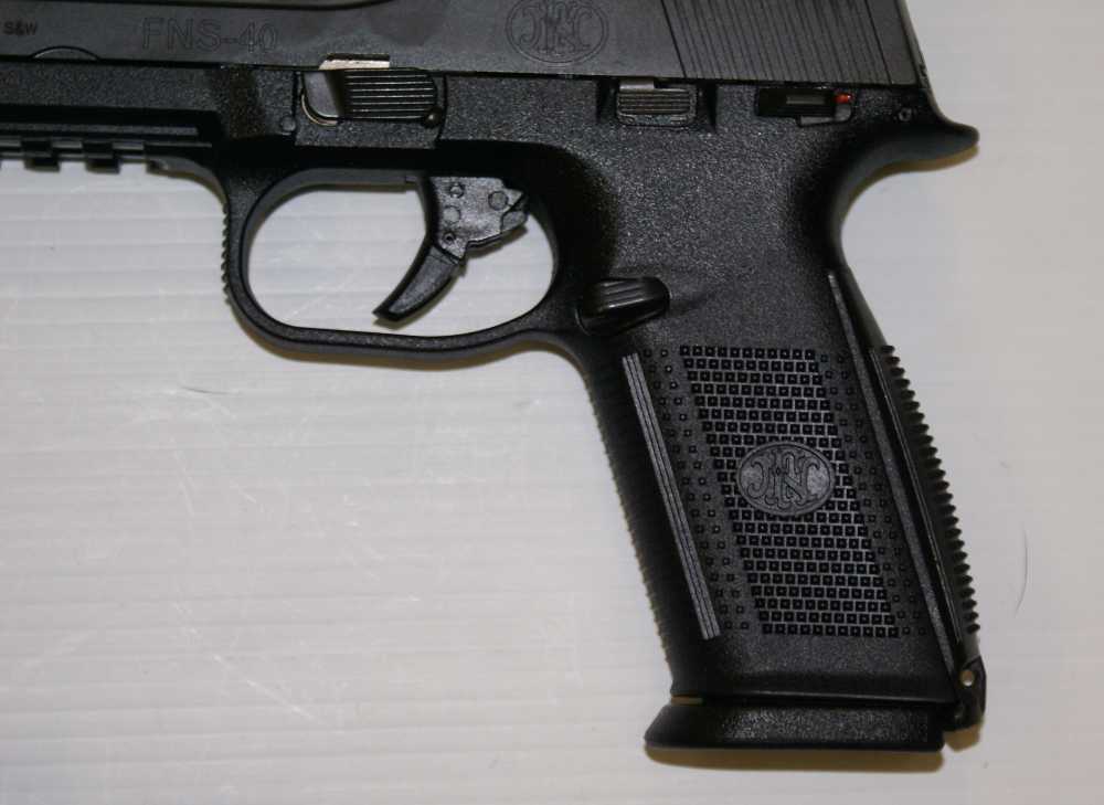 FN FNS-40 40 S&W w/ 4 Magazines -img-3