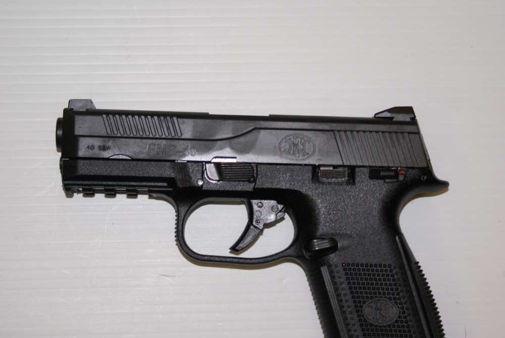 FN FNS-40 40 S&W w/ 4 Magazines -img-2