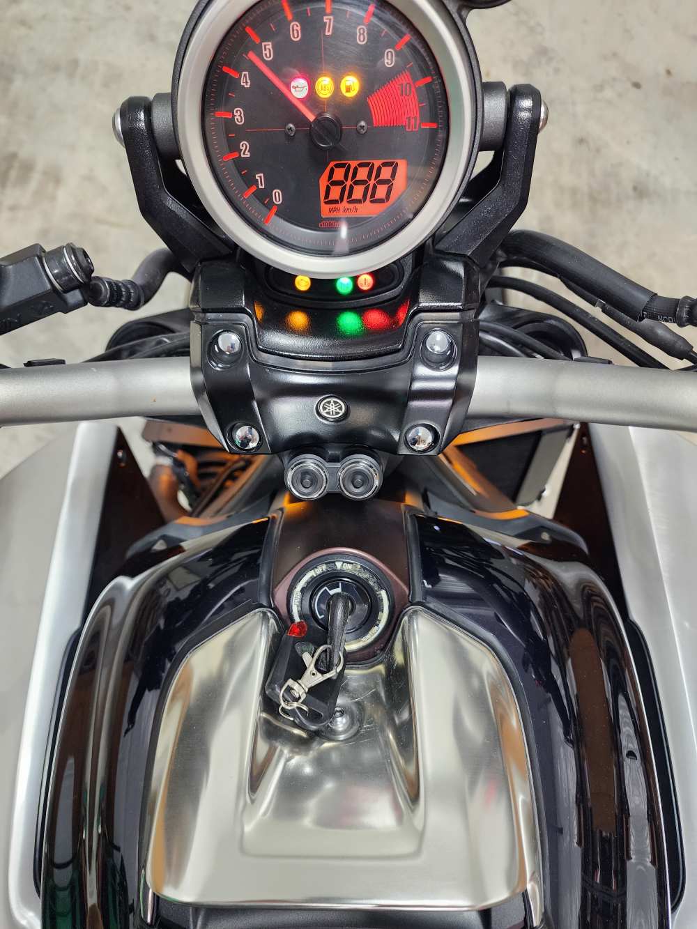 YAMAHA VMAX 2013 1,700 cc  4,500 miles Mint and rare to find now-img-5