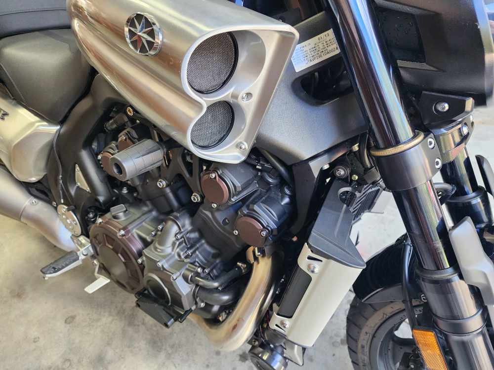 YAMAHA VMAX 2013 1,700 cc  4,500 miles Mint and rare to find now-img-9