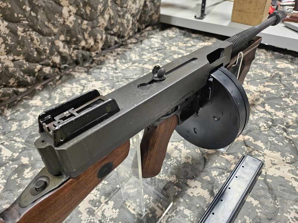 1928A1 Thompson SMG Dummy Gun w/ Drum & Mag!-img-8