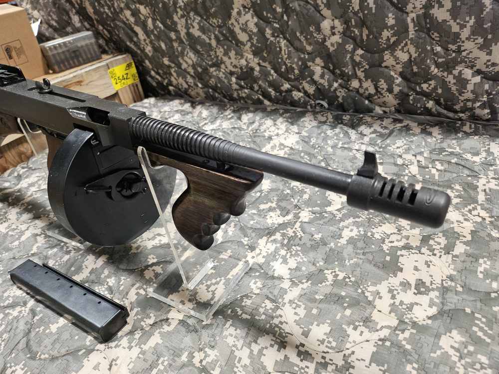 1928A1 Thompson SMG Dummy Gun w/ Drum & Mag!-img-9