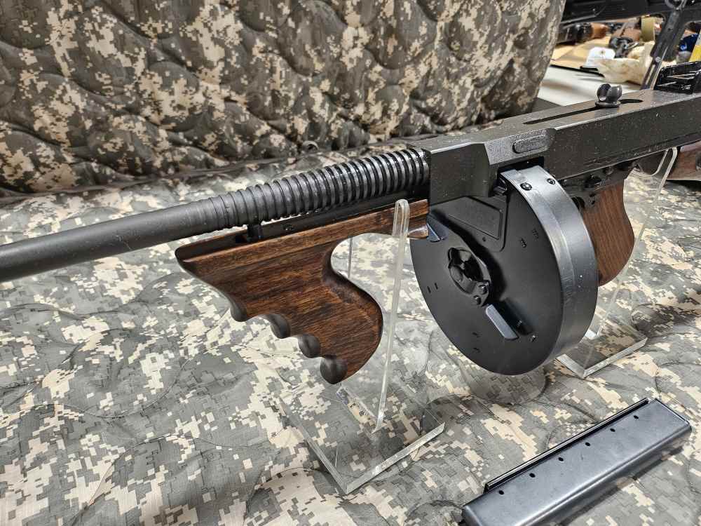1928A1 Thompson SMG Dummy Gun w/ Drum & Mag!-img-4