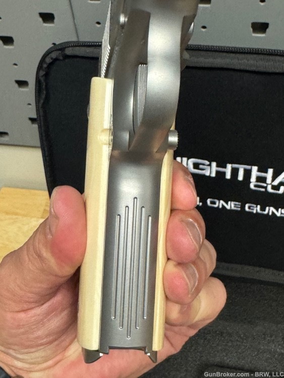 Nighthawk Custom Silver VIP Commander 9mm - Stainless Amazing-img-3