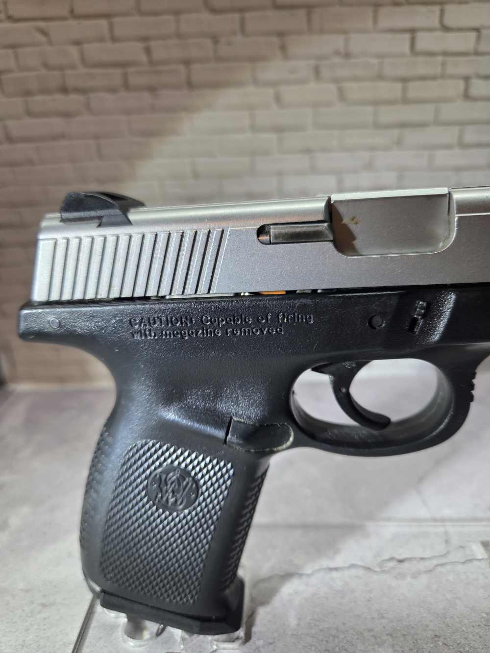 Smith & Wesson SW40VE - DSD3988 - Black/Silver - .40S&W-img-1