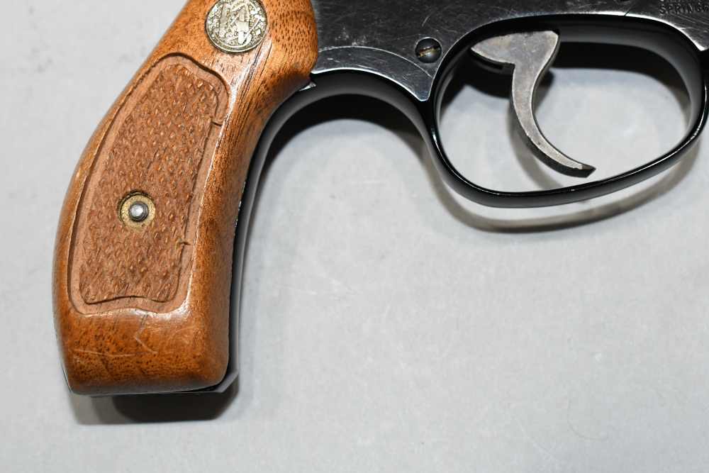 Nice Smith & Wesson S&W Model 37 Airweight 5 Shot Revolver 38 Spl 1983-img-2
