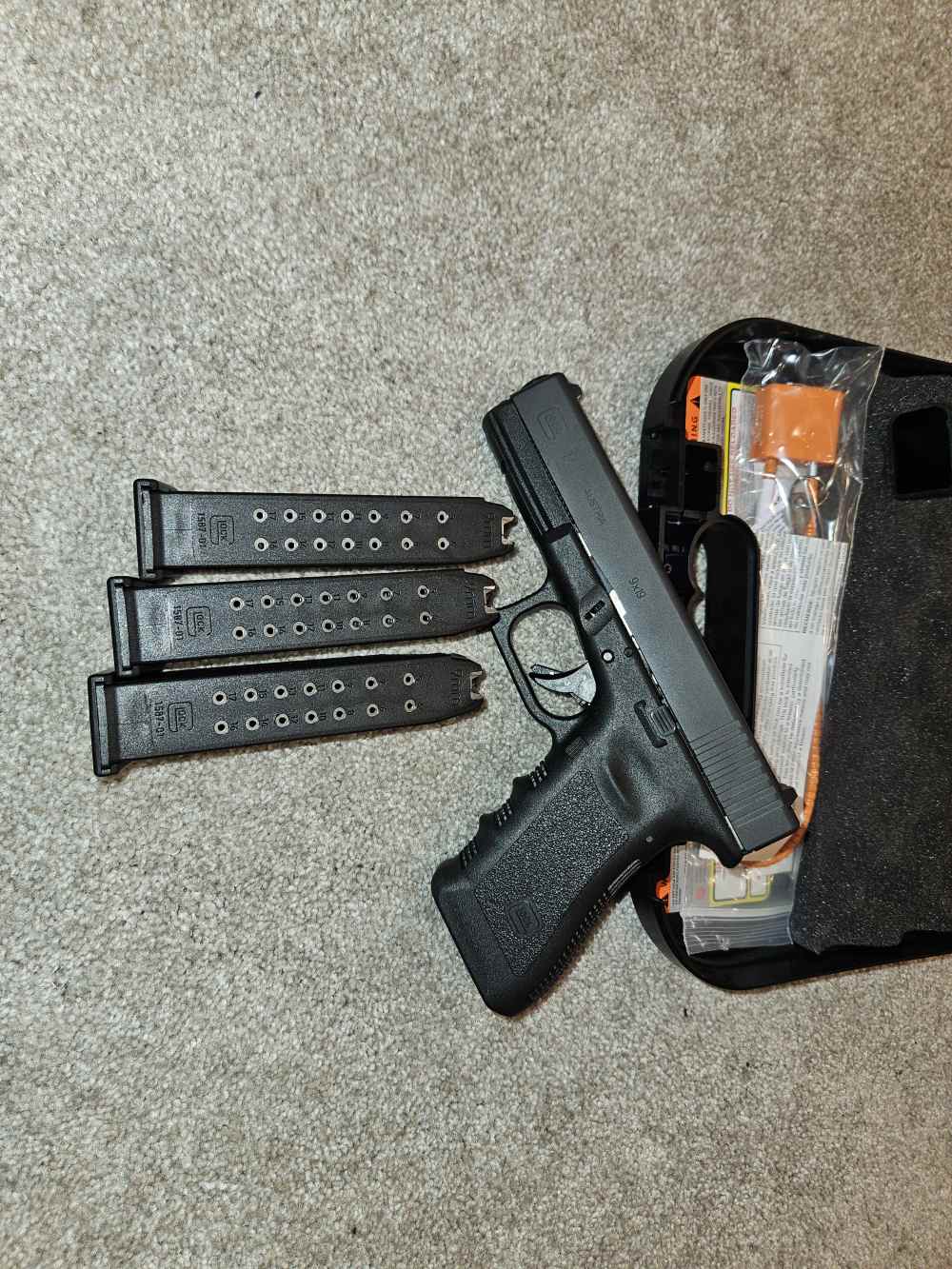 Glock 17, NIB. 3 magazines 17 rounds.-img-0