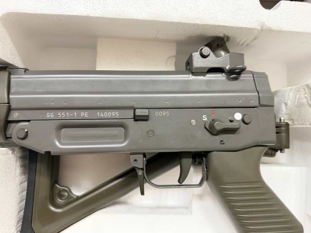 SIG 551-P - Original Swiss - Rare Variant - Original Box-img-2