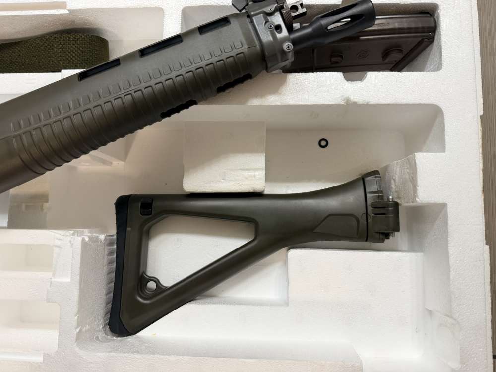 SIG 551-P - Original Swiss - Rare Variant - Original Box-img-9