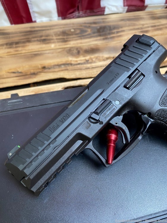 *Brand New* 4" H&K VP9 w/ 2x 17 Rd Mags & Original Case-img-3