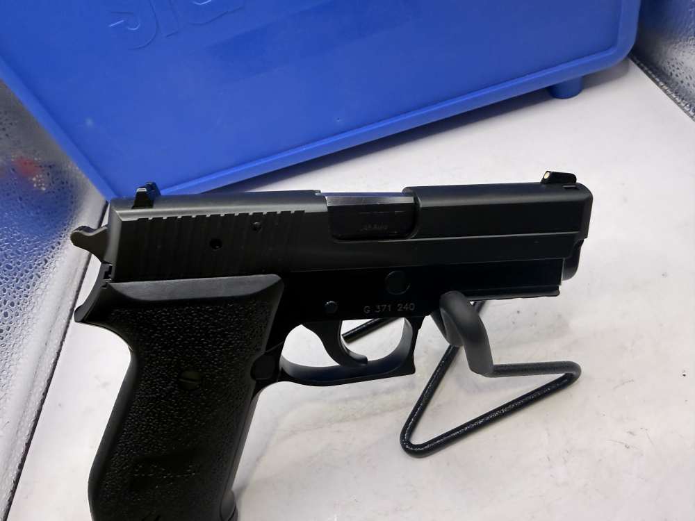 SIG Sauer P220 .45 ACP MINT CONDITION German Frame Matching Box, Papers etc-img-29