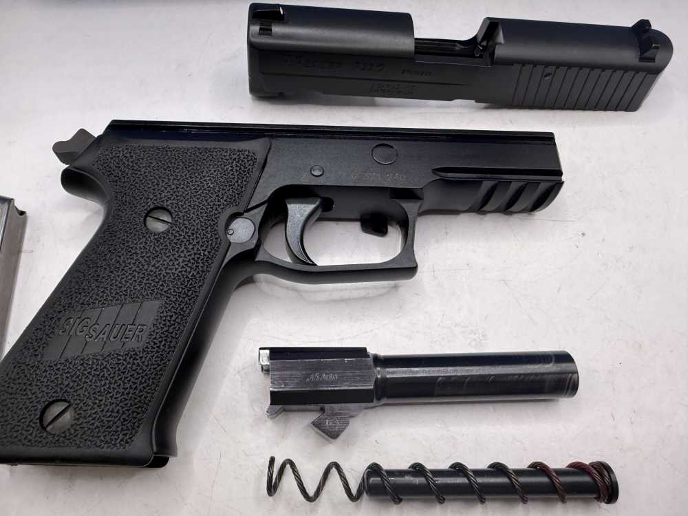 SIG Sauer P220 .45 ACP MINT CONDITION German Frame Matching Box, Papers etc-img-15