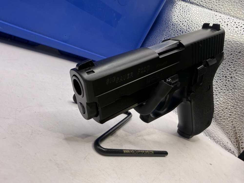 SIG Sauer P220 .45 ACP MINT CONDITION German Frame Matching Box, Papers etc-img-34