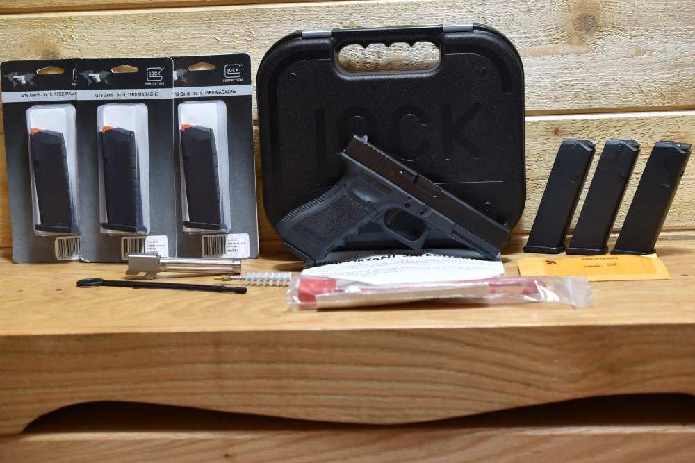 Glock Model 22 40S&W / 9MM caliber combo package 7 magazines LNIB-img-0