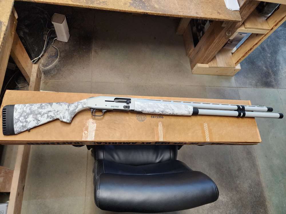 PICS! NEW MOSSBERG SEMI-AUTO 940 PRO WATERFOWL 12 GA 28" VIPER SNOW CAMO 3"-img-2