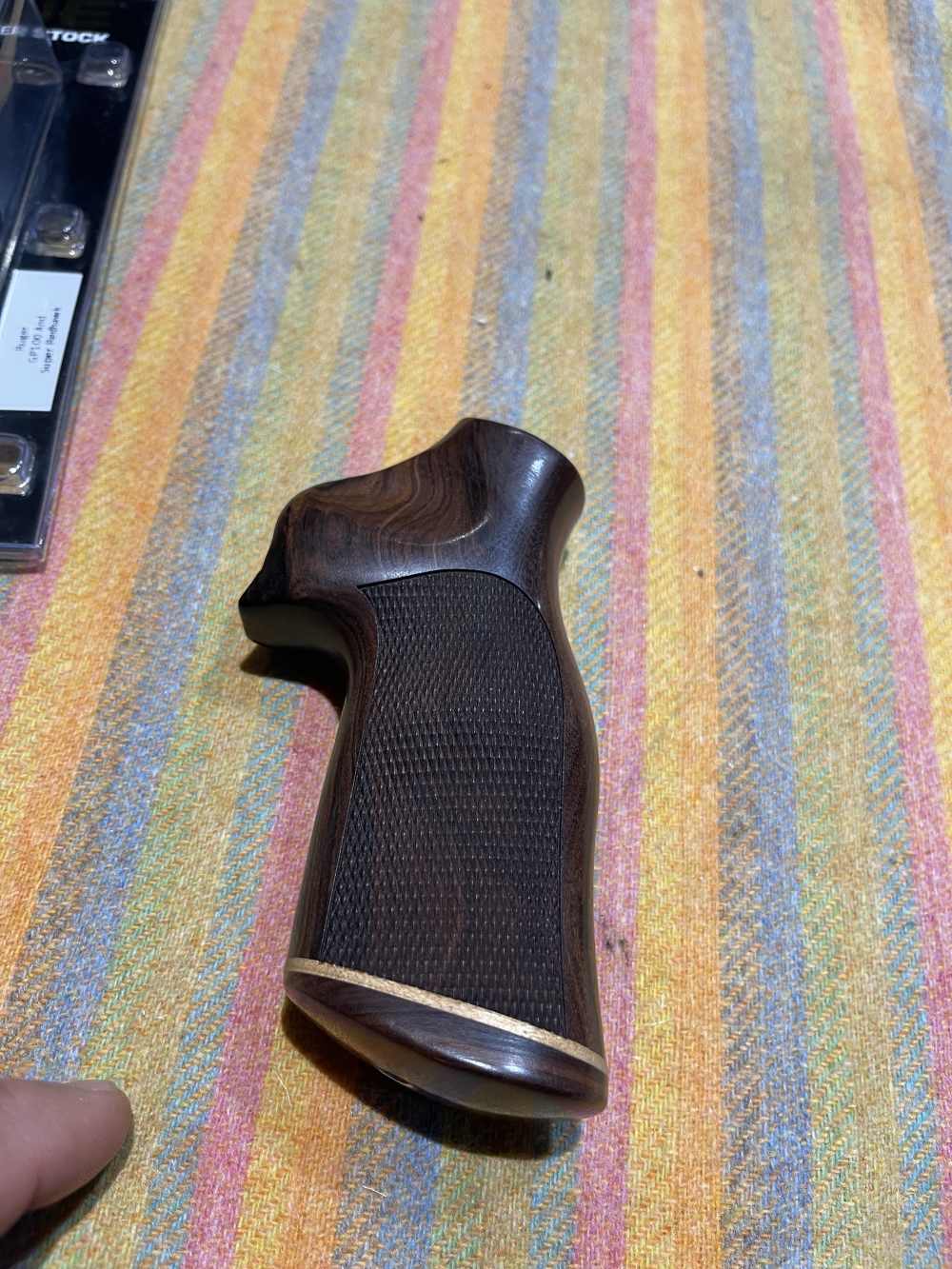 HOGUE one piece Exotic hardwood grips Ruger GP100 and Super Redhawk-img-2