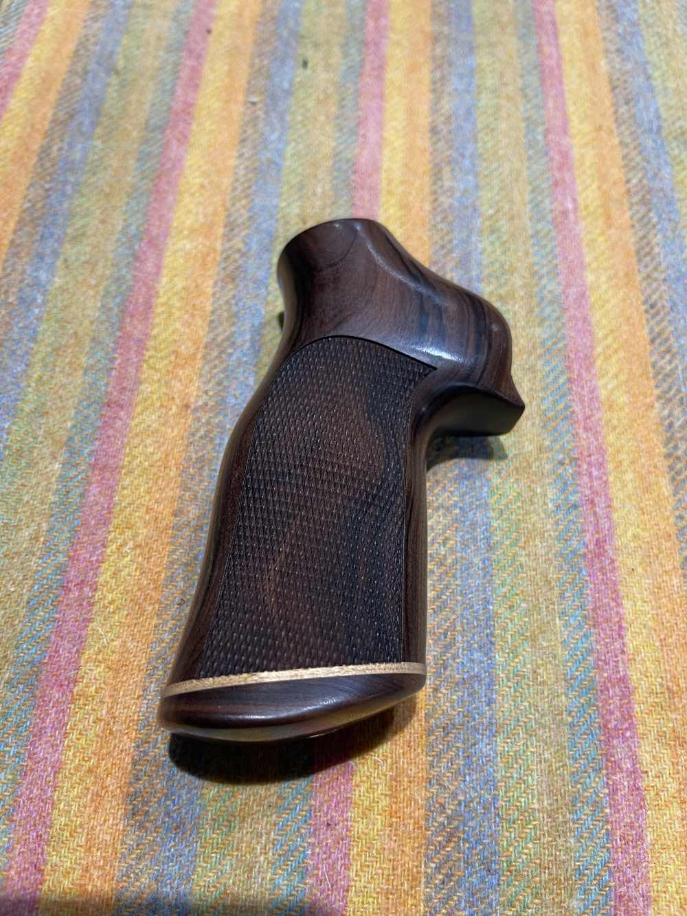 HOGUE one piece Exotic hardwood grips Ruger GP100 and Super Redhawk-img-4
