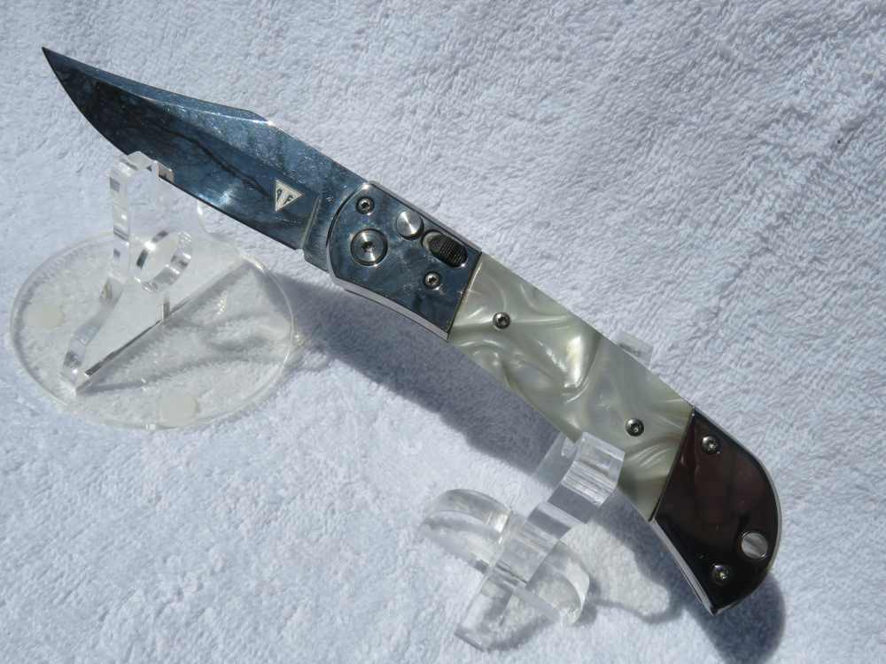 Classic Gents White Pearl Handle SS. Switchblade with a Safety. Nice!-img-14