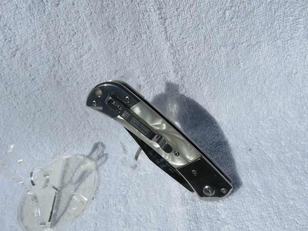 Classic Gents White Pearl Handle SS. Switchblade with a Safety. Nice!-img-12