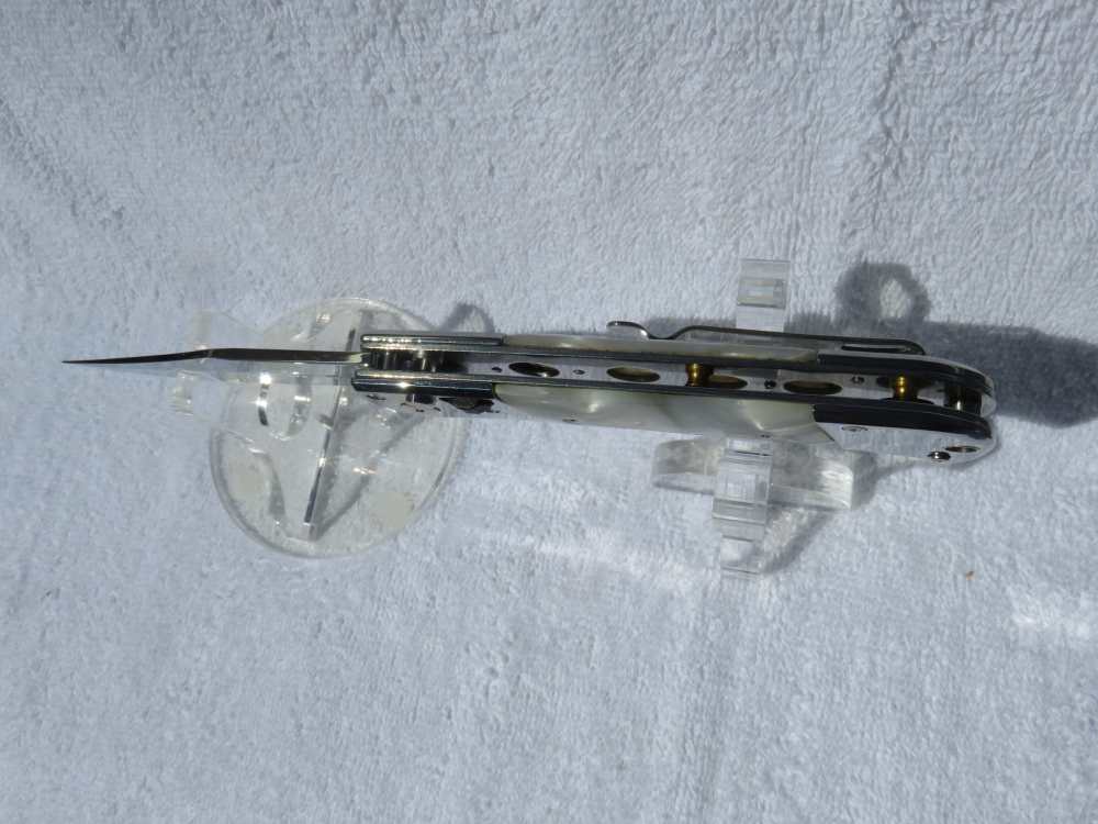 Classic Gents White Pearl Handle SS. Switchblade with a Safety. Nice!-img-8