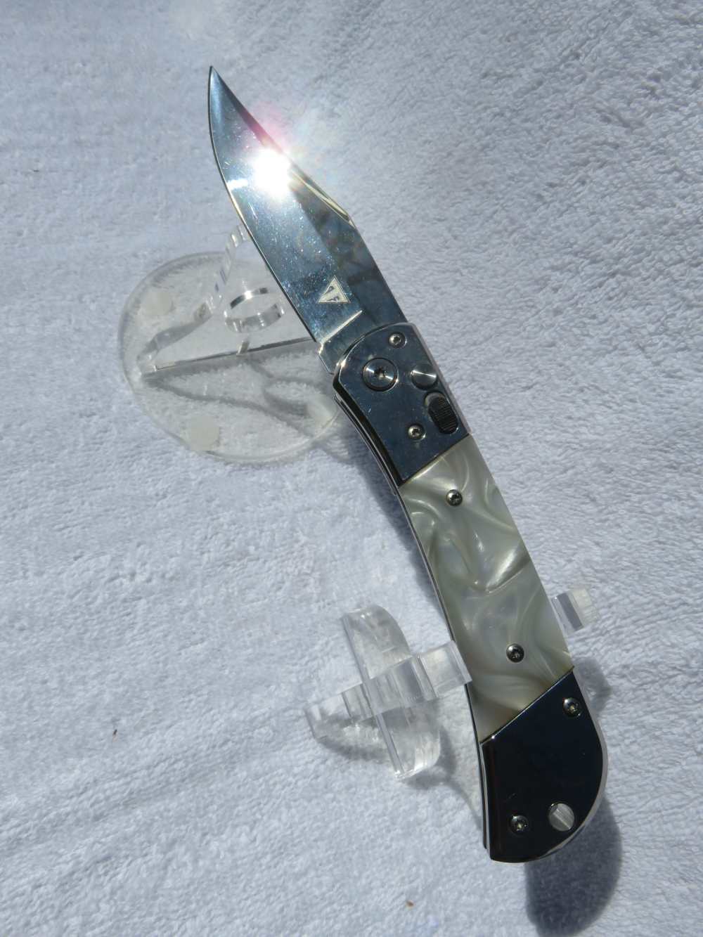 Classic Gents White Pearl Handle SS. Switchblade with a Safety. Nice!-img-10