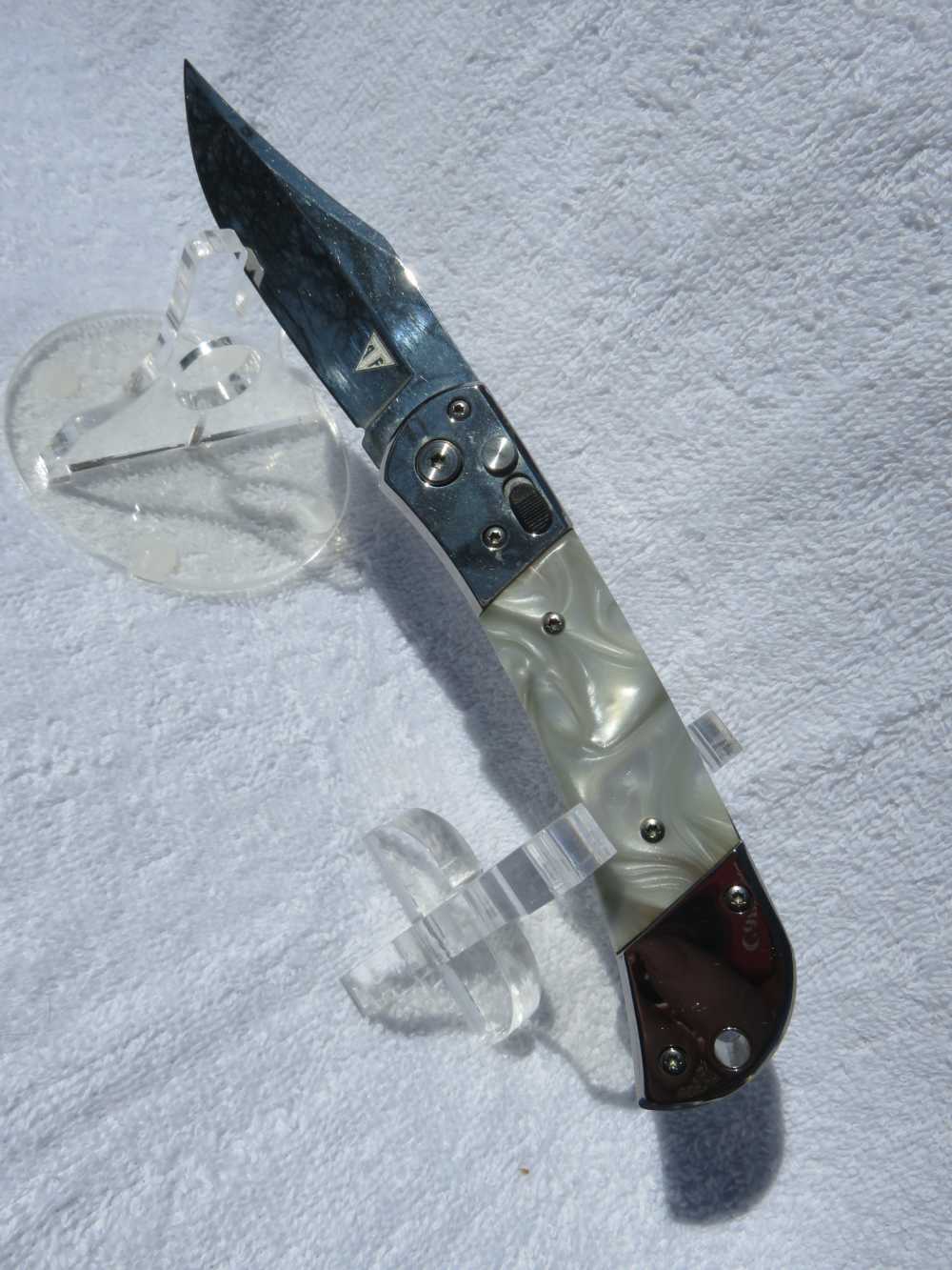 Classic Gents White Pearl Handle SS. Switchblade with a Safety. Nice!-img-1