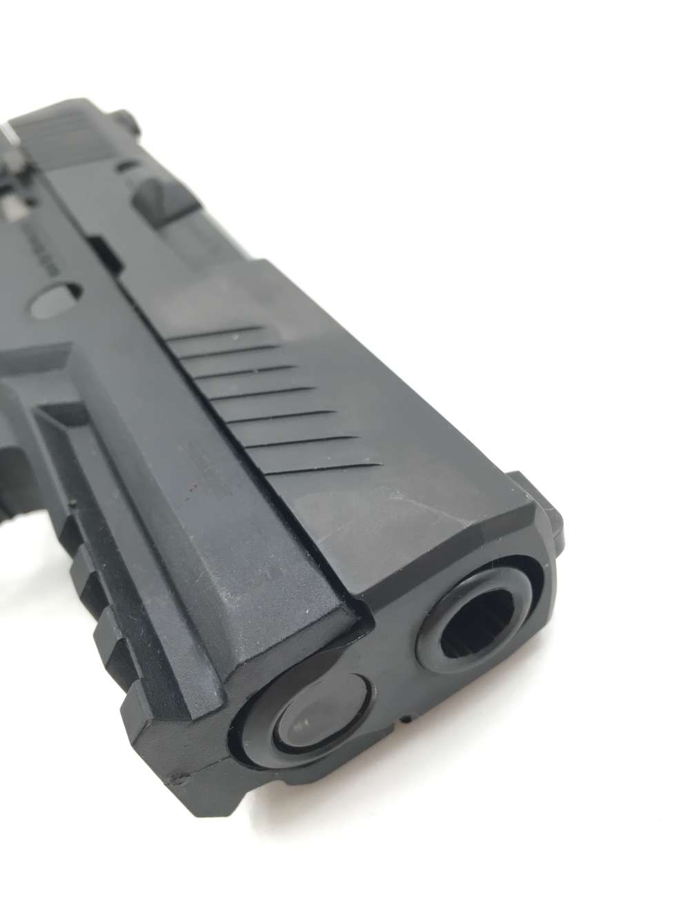 Sig Sauer P320 Carry 9mm Pistol with one Magazine and factory case-img-2