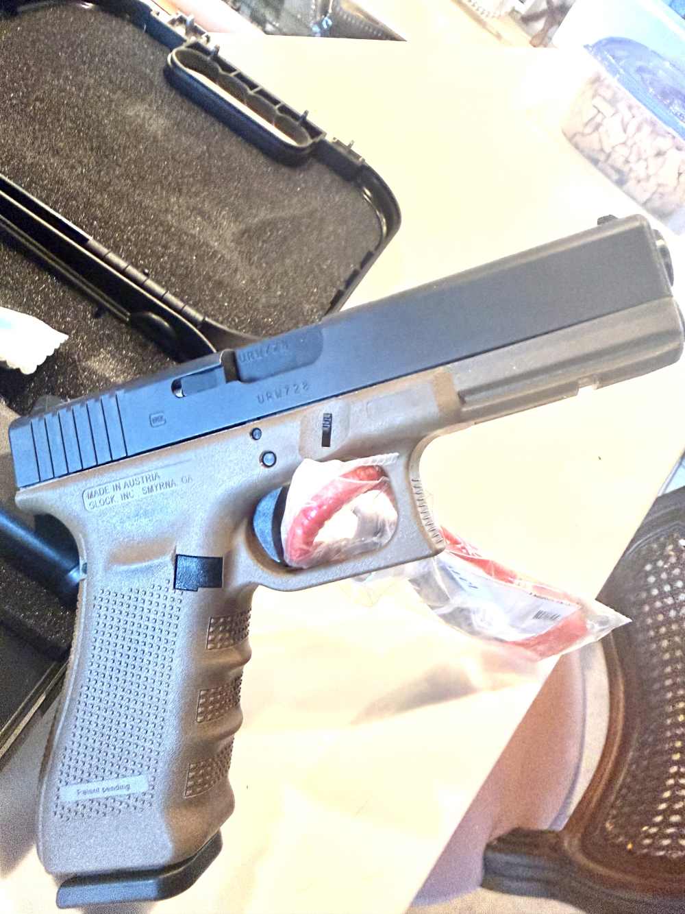 Glock 22 Gen4 in .40 S&W w/ 3mags;  never fired (my closet queen)-img-1