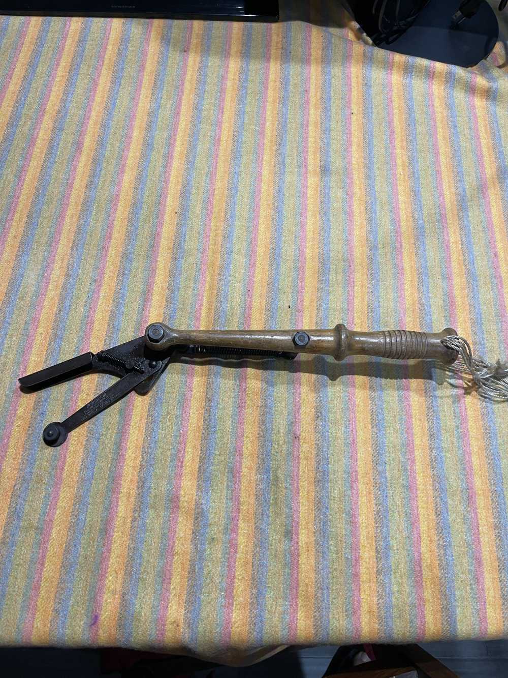 OLD Remington wood handle hand Clay Target Thrower-img-0