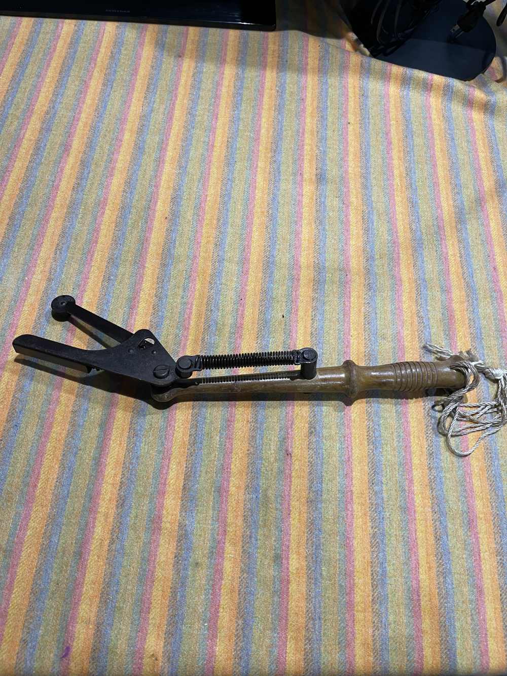 OLD Remington wood handle hand Clay Target Thrower-img-2