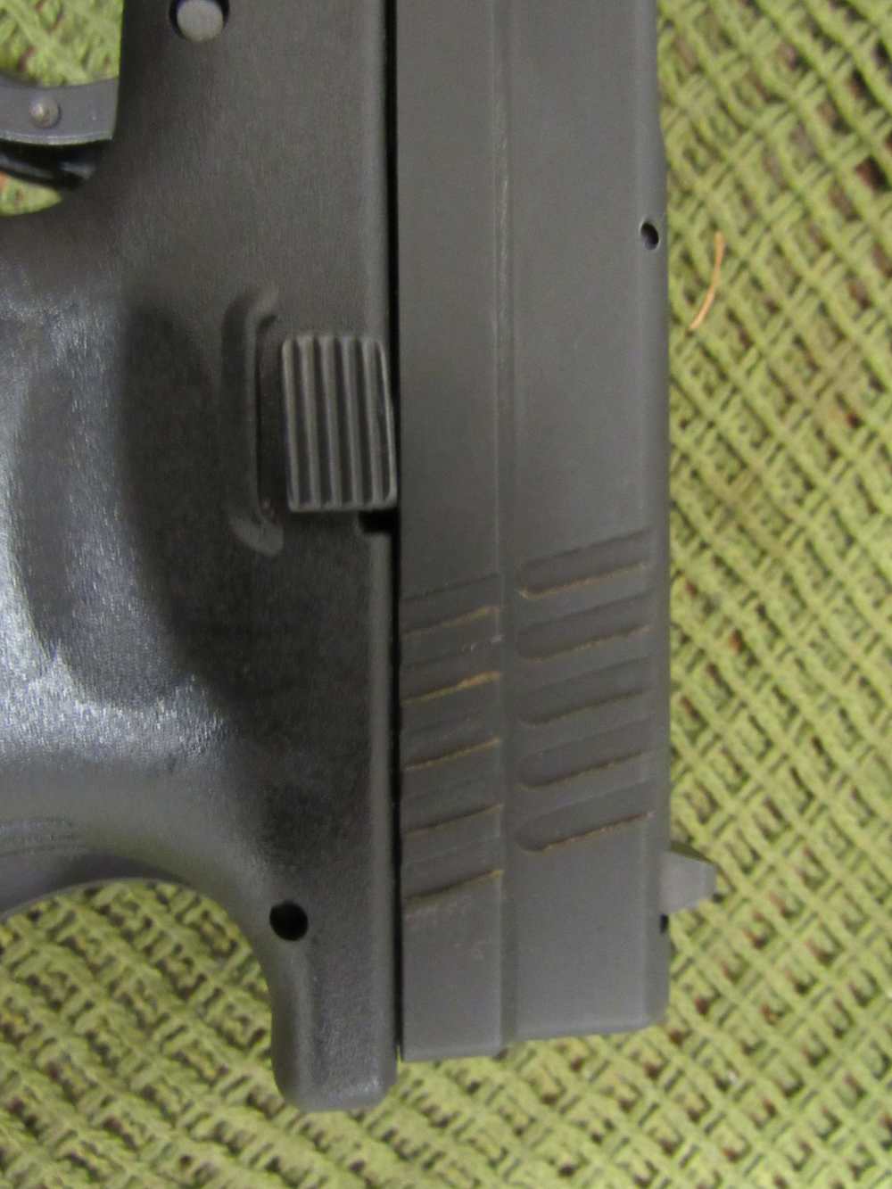 Springfield Armory XD-40 40 S&W 4" Striker Fired Semi-Automatic Pistol -img-12
