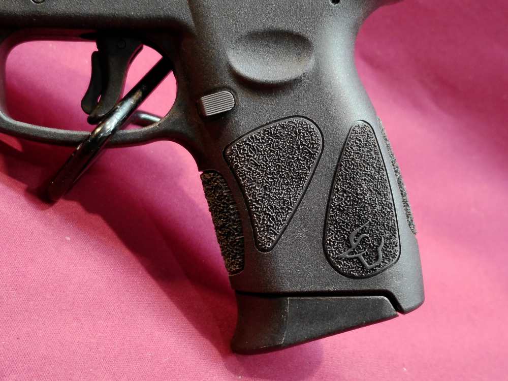 Taurus G3C 9mm 3.2" barrel 2-10 round mags l Like New!-img-7