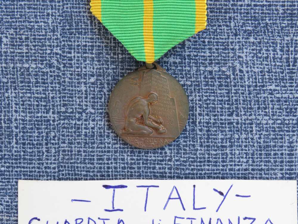 ITALIAN MEDAL Guardia de FINANZA   EXCELLENT CONDITION-img-1