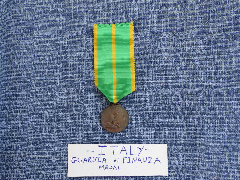 ITALIAN MEDAL Guardia de FINANZA   EXCELLENT CONDITION-img-0