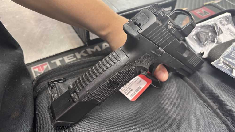 FNH 509 tactical 9mm 4.5” threaded barrel w/bag two mags and Leupold dp350-img-13