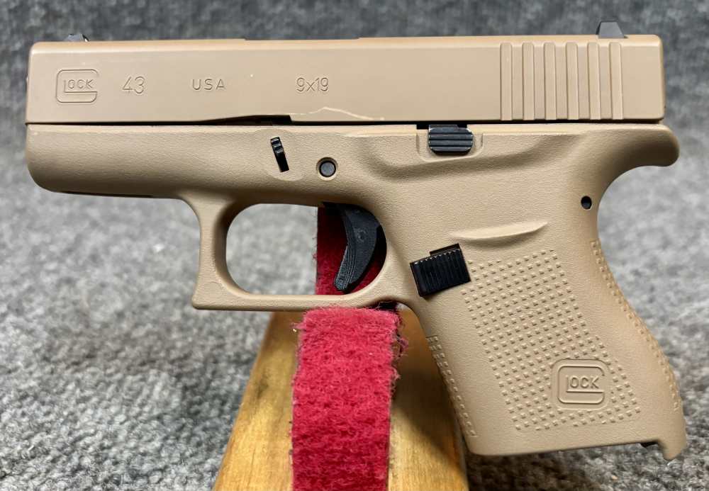Glock 43 G43 9mm FDE unfired with 3 mags, case and accessories -img-4