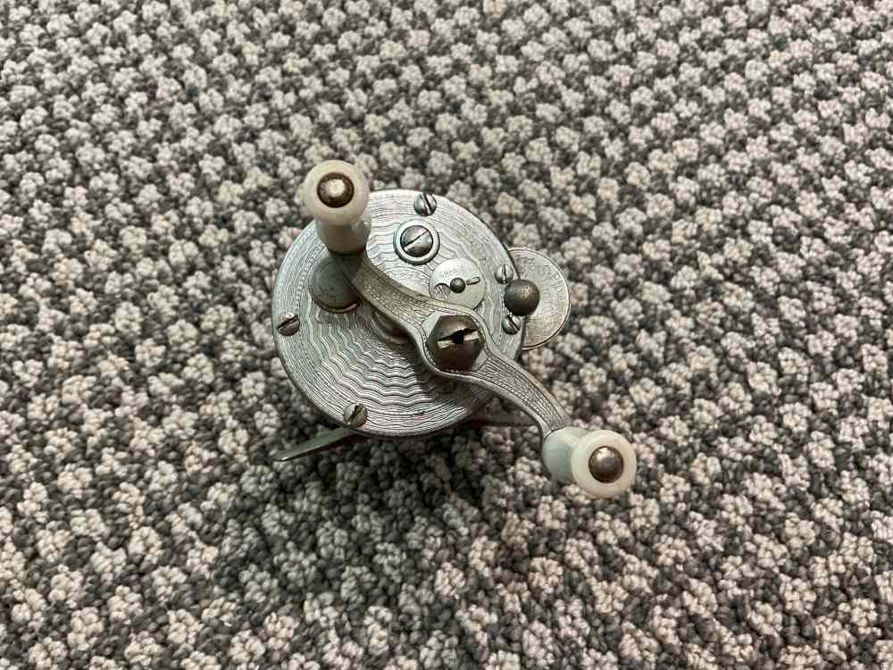Pflueger Summit baitcasting reel-img-0