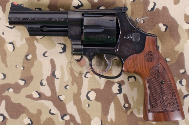 Smith & Wesson - Model 29 Blue / Engraved-img-1