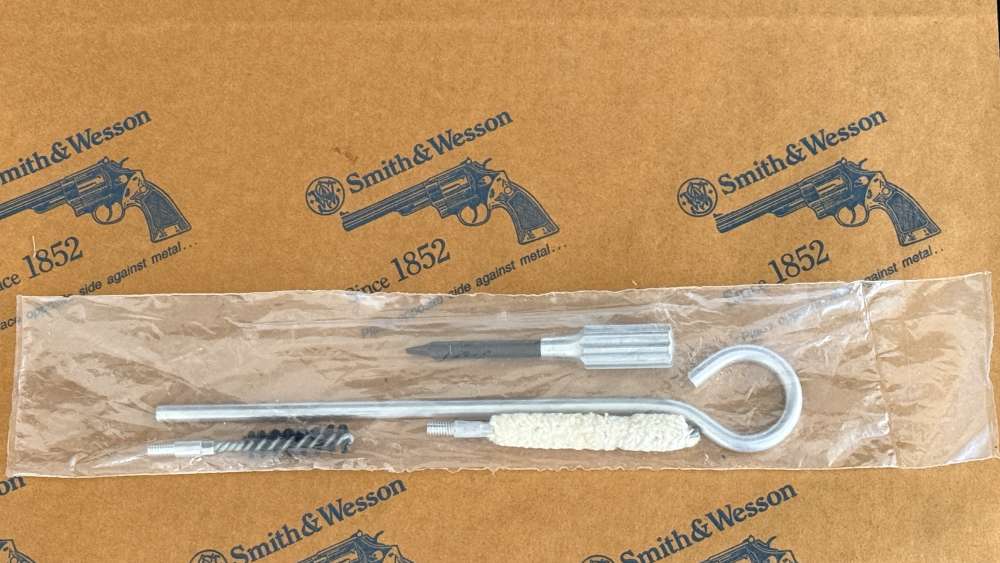 SMITH AND WESSON FACTORY  22 CAL. SEALED BAG* CLEANING KIT * 6 INCH BARREL -img-0