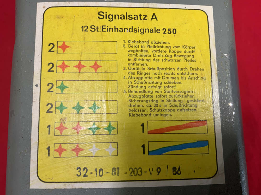 12 East German Rocket Assisted Flares in Sealed Can-img-1